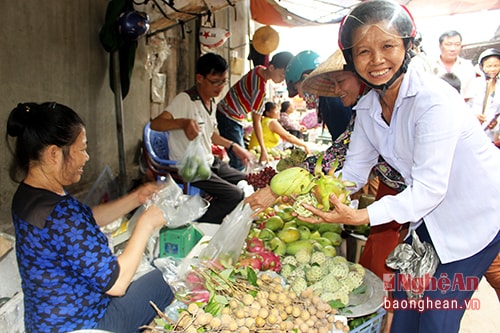 Ngày rằm, hàng hoa quả khi nào cũng đông khách. Những năm trở lại đây, người dân có xu hướng thích mua hoa  quả vườn nhà để thờ cúng, kén mua hoa quả đưa từ nước ngoài về.