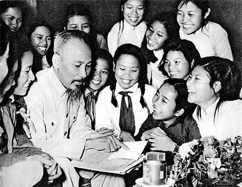 Ðại biểu học sinh Trường TH Trưng Vương, Hà Nội đến chúc thọ Hồ Chủ tịch  (Tháng 5 năm 1956).