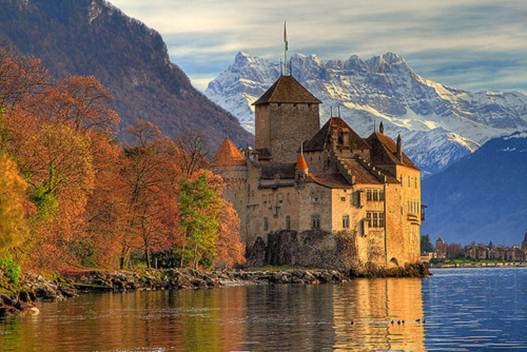 Chillon là lâu đài nổi tiếng ở thành phố du lịch xinh đẹp Montreux của Thụy Sỹ. Nó được xây dựng trên một hòn đảo lớn nhô lên gần bờ đông hồ Geneva hay (còn được gọi là hồ Chanh) vào thế kỷ 13. Đây là một địa điểm du lịch thú vị cho mùa hè cho những bạn thích khám phá.