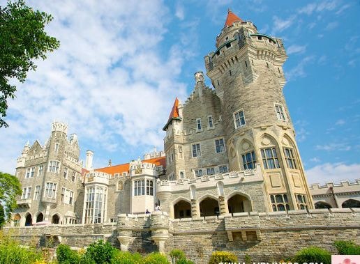 Ghé thăm Lâu đài Casa Loma, du khách sẽ ngỡ ngàng trước khung cảnh xanh mát, không gian thoáng đãng ấn tượng tại khu vườn Estate Gardens rộng lớn. Đồng thời, bạn cũng được tận hưởng sự độc đáo của Ghost Tracking, thưởng thức các món ăn được phục vụ theo phong thái quý tộc và được khiêu vũ cùng Summer Music Series.