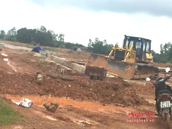 Vì 2 hộ chưa bàn giao mặt bằng, tuyến đường N5 đoạn qua địa bàn xã Đại Sơn, Đô Lương đang bị ách tắc.