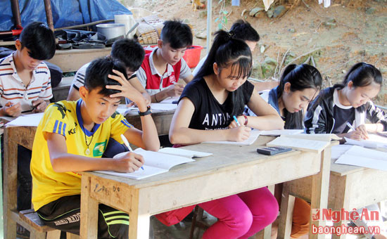 3.Lớp bồi dưỡng kiến thức cho các em học sinh nghèo vượt khó của thầy Nguyễn Đình Tứ