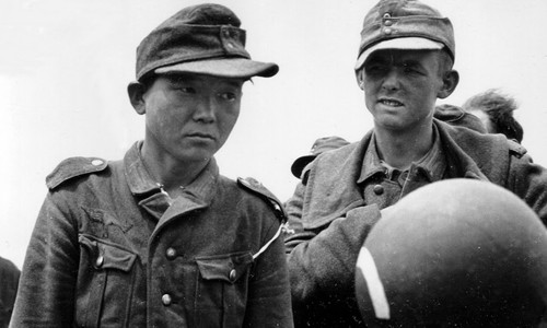 Yang Kyoungjong ( bên trái) được cho là người lính đen đủi nhất thế chiến II khi tham chiến trong màu áo của ba quân đội ở cả hai phe. Ảnh: History.