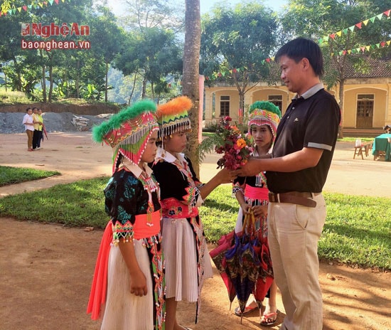 Học sinh vùng cao mang hoa rừng tặng thầy cô giáo.