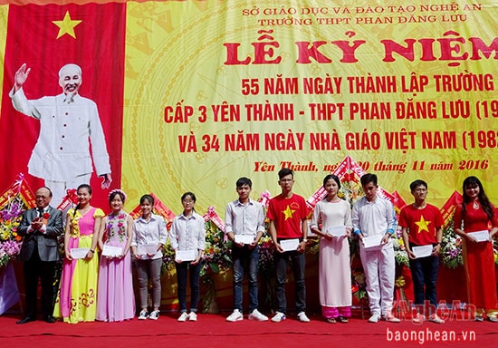 Ông Nguyễn Thế Trung - Nguyên Phó Trưởng Ban thường trực Ban dân vận Trung ương, Bí thư Tỉnh ủy Nghệ An (cựu học sinh của trường) trao học bổng cho học sinh có thành tích xuất sắc trong năm học 2015 2016.