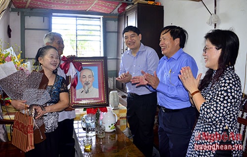 Bí thư Tỉnh ủy Nguyễn Đắc Vinh cùng đoàn thăm, tặng quà và chúc mừng nhà giáo