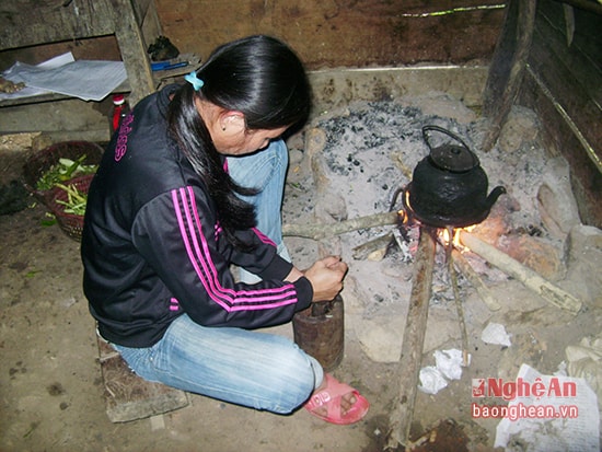 Nữ giáo viên vùng cao làm thức ăn từ nguyên liệu dự trữ.