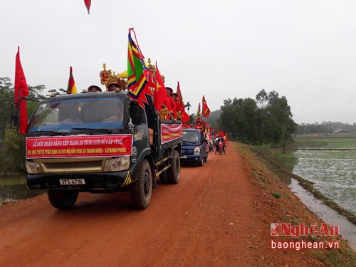 Đoàn rước Bằng Di tích lịch sử cấp tỉnh nhà thờ họ Phan Đinh, đền và mộ Hầu Hàn.