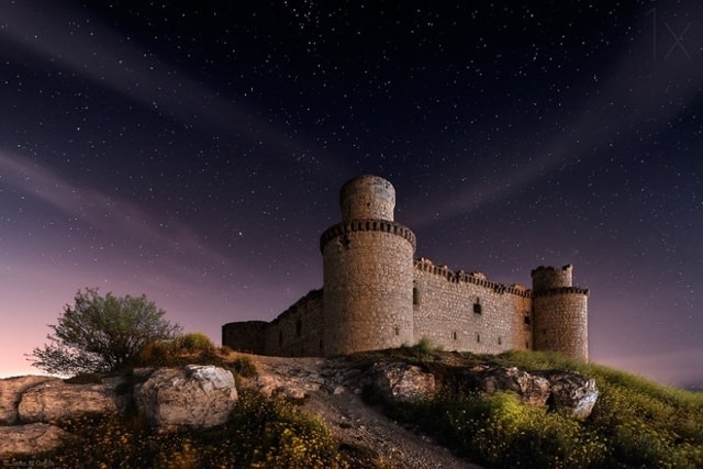 Lâu đài Castillo de San Servando nằm ở tỉnh Toledo, Tây Ban Nha và được một quý tộc địa phương xây dựng vào thế kỷ 15. Các lâu đài ở Tây Ban Nha được xây dựng với mục đích phòng thủ. Ngày nay,  khoảng 2.500 lâu đài ở quốc gia này có hình dáng giống pháo đài.