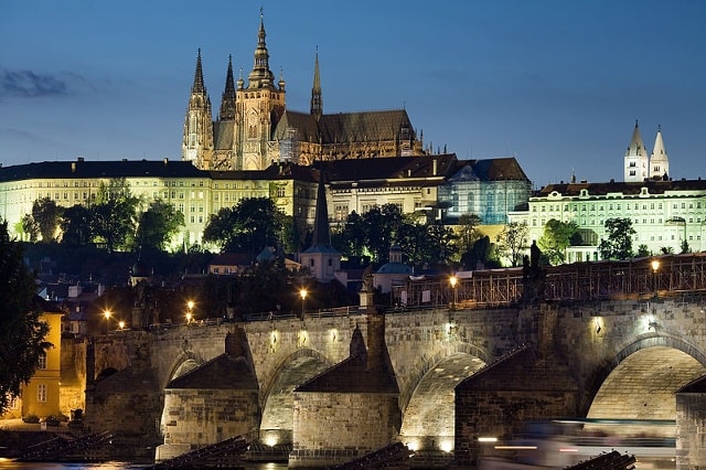 Lâu đài Prague là hiện thân của lịch sử kiến trúc Âu Châu, bao gồm nhà thờ Saint Vitus theo lối Gothic, Vương cung Thánh đường St. George theo lối Romanesque, và một số cung điện, vườn cây, và các tòa tháp phòng thủ theo phong cách Baroque và Phục hưng. Hâu hết các khu vực lâu đài đều mở cửa cho khách tham quan. Tuy nhiên, hiện nay lâu đài vẫn là vị trí quyền lực trong khu vực, là văn phòng và nơi cư trú của Tổng thống CH Séc.