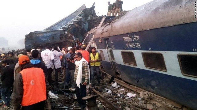 Nhân viên cứu hộ Ấn Độ tìm kiếm người sống sót trong đống đổ nát sau khi tàu trật bánh gần Pukhrayan, Kanpur, Ấn Độ sáng sớm 20/11. Ảnh: CNN.
