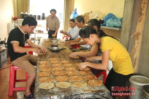 Sản xuất kẹo lạc tại Làng nghề bánh đa kẹo lạc Vĩnh Đức, thị trấn Đô Lương.