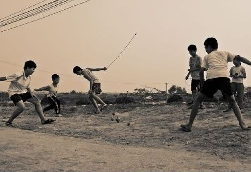 Đánh quay, còn gọi là đánh cù hoặc đánh gụ, là một trò chơi dân gian phổ biến ở hầu hết các sắc tộc của Việt nam. Đây là trò chơi ngoài trời chủ yếu dành cho các bé trai nhưng cũng còn được thanh niên và những người già chơi, nó có thể có những tên gọi khác tùy theo sắc tộc.