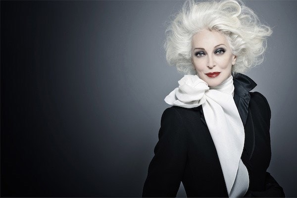 Sự nghiệp của siêu mẫu Carmen Dell’Orefice (84 tuổi) kéo dài gần 70 năm. Bà xuất hiện trên trang bìa tạp chí Vogue số ra đầu tiên năm 15 tuổi và được trả 300 USD/giờ làm việc vào những năm 50. Bà từ bỏ nghiệp mẫu khi hơn 20 tuổi nhưng đến những năm 70 bà lại quay lại với sàn diễn và làm mẫu cho các tạp chí thời trang.