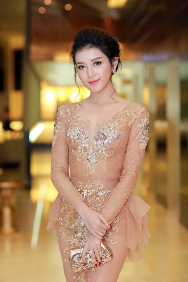 Á hậu Huyền My là khách mời VIP trong một sự kiện thời trang được tổ chức tại thủ đô. Là khách mời VIP duy nhất trong sự kiện, Á hậu Huyền My gây chú ý khi diện bộ váy màu nude xuyên thấu hoạ tiết hoa quyến rũ của nhà thiết kế Phạm Đặng Anh Thư.