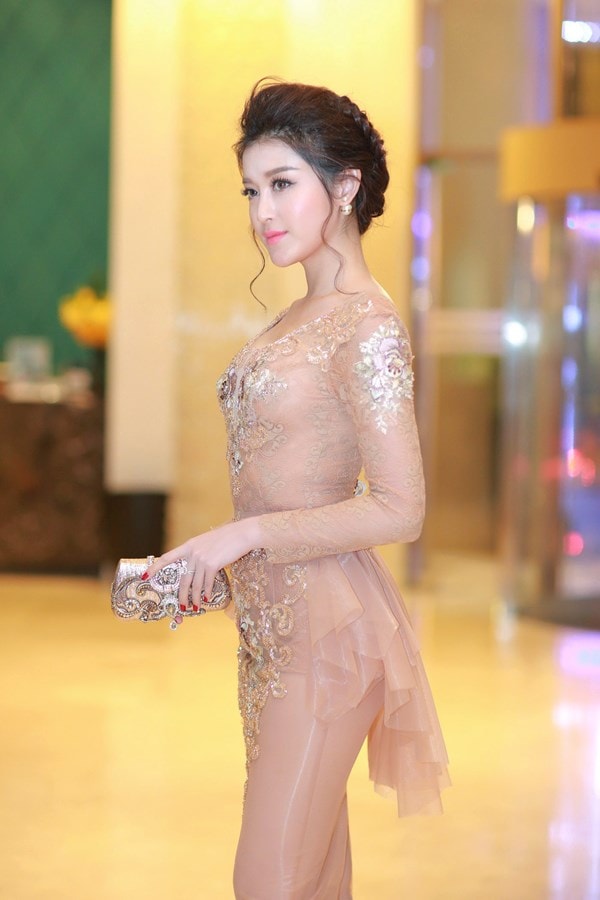 Thiết kế với kiểu dáng bodycon ôm sát lấy cơ thể, làm tôn lên vóc dáng thanh mảnh trời phú của người đẹp sinh năm 1995. Phần tùng váy cách điệu phía sau khiến chủ nhân càng thêm điệu đà và bay bổng mỗi khi di chuyển.