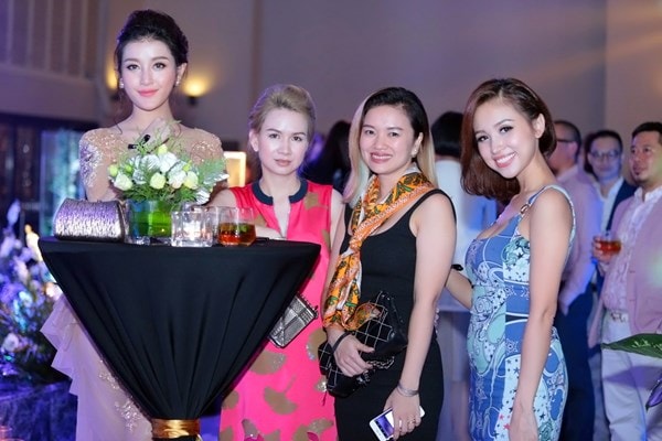 Huyền My, Cân Hugo chụp ảnh cùng các vị khách tham gia sự kiện.