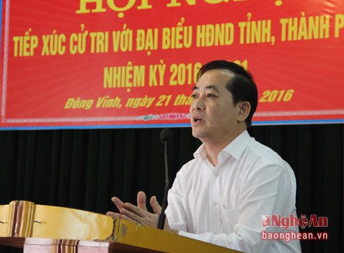 Ông Nguyễn Văn Lư giải đáp các kiến nghị của cử tri phường Đông Vĩnh.