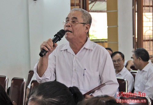Ông Nguyễn Văn Lý, khối Vĩnh Thành, phát biểu các kiến nghị tại hội nghị.