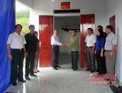 Hội Hội CCB tỉnh và huyện Tân Kỳ chụp ảnh lưu niệm tại ngôi nhà mới gia đình ông Đinh Văn Sâm