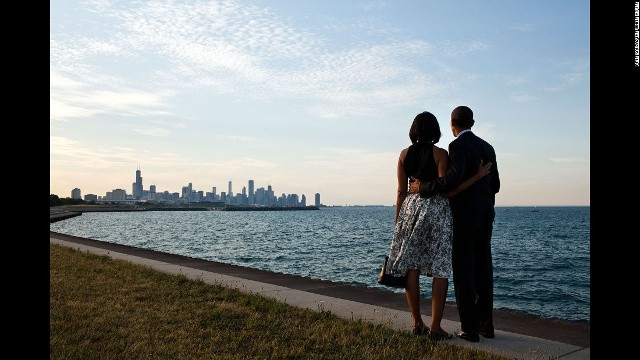 Vợ chồng Obama ngắm đường chân trời tại Chicago ngày 15/6/2012. Gia đình ông từng sống tại Chicago trước khi Obama trở thành tổng thống, và hiện họ vẫn sở hữu một ngôi nhà tại đó.