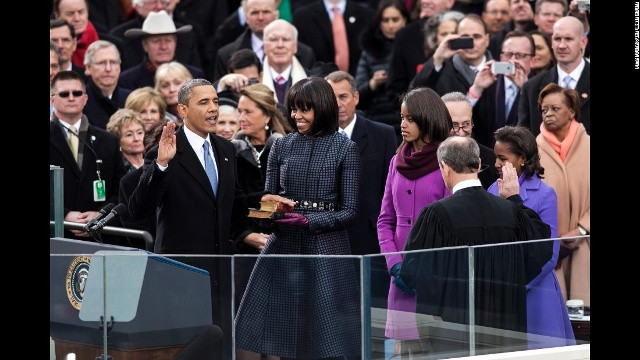 Obama tuyên thệ nhậm chức trong buổi lễ ngày 21/1/2013. Ông là Tổng thống thứ 17 của Mỹ đắc cử nhiệm kỳ thứ 2.