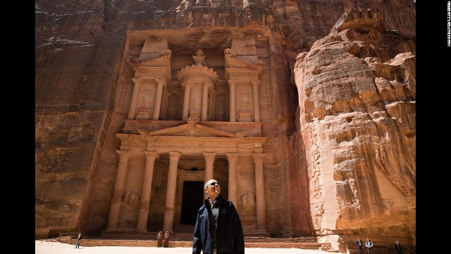 Tổng thống Mỹ thăm thú thành cổ Petra trong chuyến đi tới Jordan ngày 23/3/2013. Tháp tùng ông có một giáo sư nghiên cứu du lịch của Đại học Jordan, và toàn bộ các dụ khách khác đều phải giữ khoảng cách khá xa - trừ vài chú mèo hoang đi lạc.