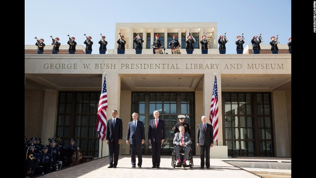 Obama và 4 cựu Tổng thống Mỹ tham gia lễ trao tặng Bảo tàng và Trung tâm tổng thống George W. Bush ngày 25/4/2013. Từ trái sang: Obama, Bush, Bill Clinton, George H.W. Bush và Jimmy Carter.