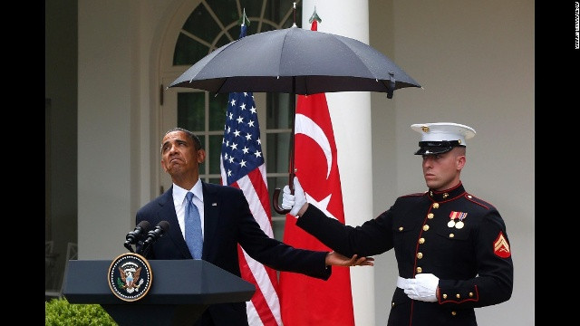 Obama thử xem trời còn mưa không tại một buổi họp báo ở Nhà Trắng hôm 16/5/2013.