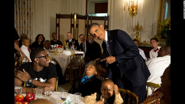 Obama chụp ảnh cùng một cậu bé ngủ gật tại Nhà Trắng trong bữa tiệc kem nhân Ngày của Cha hôm 14/6/2013.