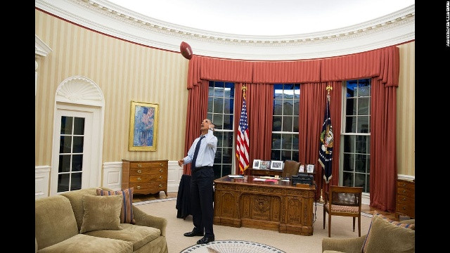 Obama tung quả bóng bầu dục lên không trung tại Phòng Bầu dục ngày 6/1/2014.