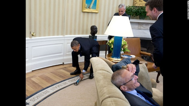 Các phụ tá cười đùa khi Tổng thống Mỹ đang cố đập ruồi tại Phòng Bầu dục ngày 6/5/2014.