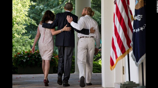 Obama (giữa) cùng cha mẹ của quân nhân Bowe Bergdahi sau khi có bài phát biểu về vụ giải cứu nhân đạo Berghdadi hôm 31/5/2014. 