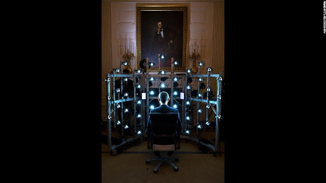 Tổng thống Mỹ ngồi xem sản phẩm 3D do Viện Smithsonian sản xuất ngày 9/6/2014.  