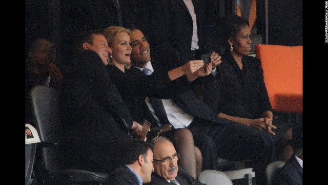 Obama và Thủ tướng Anh David Cameron chụp ảnh tự sướng với Thủ tướng Hy Lạp Helle Thorning-Schmidt trong lễ tưởng niệm tại Johannesburg ngày 10/12/2013. Một số người cho rằng hành động này có phần khiếm nhã trong hoàn cảnh lúc ấy.
