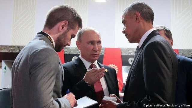 Tổng thống Nga Vladimir Putin trao đổi với Tổng thống Mỹ Barack Obama tại Peru. Ảnh: pa.
