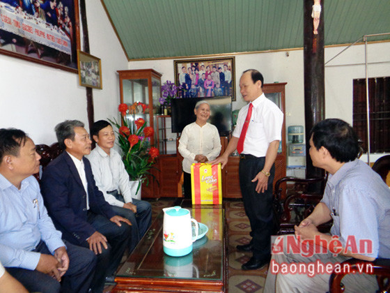 Lãnh đạo huyện Hưng Nguyên thăm hỏi, tặng quà người thân của nhà yêu nước Nguyễn Trường Tộ.