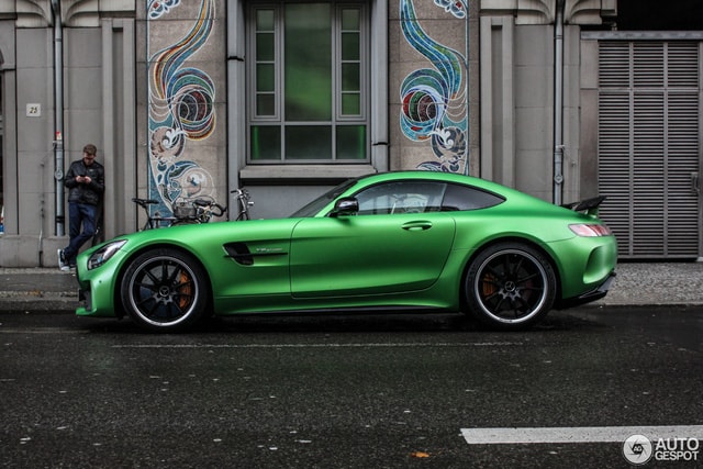 Mercedes-AMG GT R là phiên bản hiệu suất cao của siêu xe GT S. Với nhiều người, Mercedes-AMG GT R được ví như mẫu xe đua trên đường phố với thiết kế hầm hố cùng sức mạnh ấn tượng.