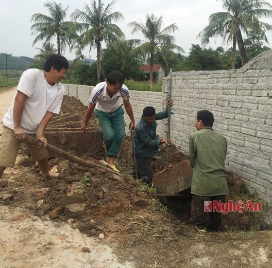 Cán bộ xóm Yên Lương ( xã Giang Sơn Đông, Đô Lương) chỉ đạo nhân dân làm giao thông nông thôn