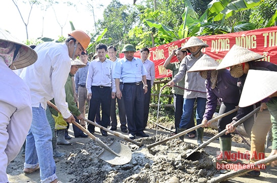 Chủ tịch UBND tỉnh Nguyễn Xuân Đường đến thăm, động viên, tặng quà cho nhân dân  bản Bãi Xa, xã Tam Quang (Tương Dương) làm đường giao thông nông thôn mới.