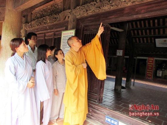 Sư thầy Thích Tuệ Minh – Phó trụ trì chùa Gám (Xuân Thành) cho biết: Tất cả các hoa văn, họa tiết trên phần gỗ đều toát lên tính nhân văn sâu sắc, thể hiện truyền thống của  dân tộc Việt, đó là : Thanh cao, tinh khiết, thủy chung, thuần hậu, kiên cường và tâm hồn hướng thiện, hướng thượng, hiếu mỹ, lạc quan để có một cuộc sống thanh bình.