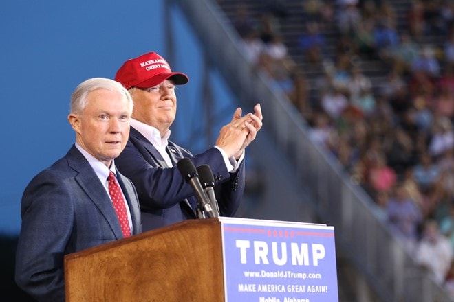 Thượng nghị sĩ Jeff Sessions là người ủng hộ siết chặt visa lao động cho người nước ngoài. Ảnh: Drudge Report. 