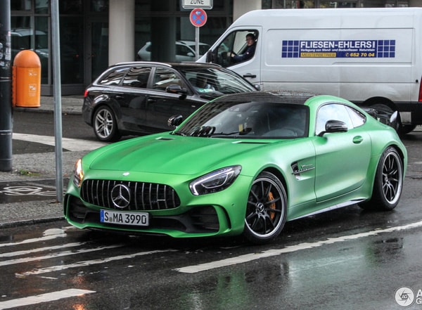 Sau 5 tháng ra mắt các khách hàng trên toàn thế giới, những chiếc Mercedes-AMG GT R bắt đầu bị bắt gặp xuất hiện trên phố. Chiếc đầu tiên đã lọt vào ống kính máy ảnh khi đang lăn bánh tại thành phố Berlin, Đức.