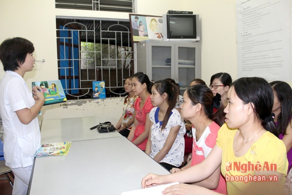 Tuyên truyền về dịch bệnh Zika cho các thai phụ tại Trung tâm CSSKSS Nghệ An