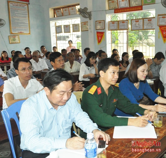 Các đại biểu và đông đảo cử tri tại cuộc tiếp xúc