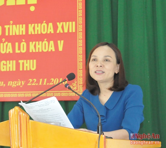Đồng chí Nguyễn Thị Dung - Phó Chủ tịch UBND thị xã giải trình trực tiếp các ý kiến của cử tri