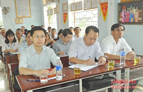 Các đại biểu và các bậc cử tri tham gia cuộc tiếp xúc cử tri