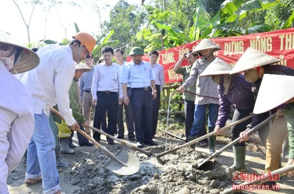 Chủ tịch UBND tỉnh Nguyễn Xuân Đường đến thăm, động viên, tặng quà cho nhân dânbản Bãi Xa, xã Tam Quang (Tương Dương) làm đường giao thông nông thôn mới.