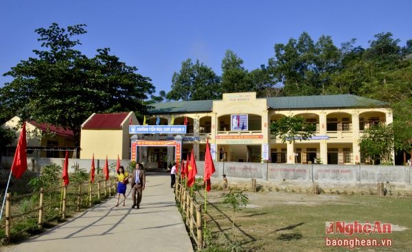 Trường Tiểu học Tam Quang 2, bản Tùng Hương được xây dựng khang trang.
