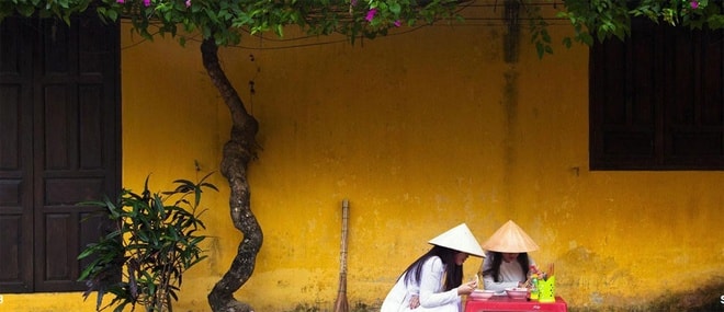 Nhiếp ảnh gia Pháp còn nhận ra thói quen của người Việt, không có nhiều người ăn sáng ở nhà. Thay vào đó, họ đến các quán nhỏ để nạp năng lượng cho ngày mới.